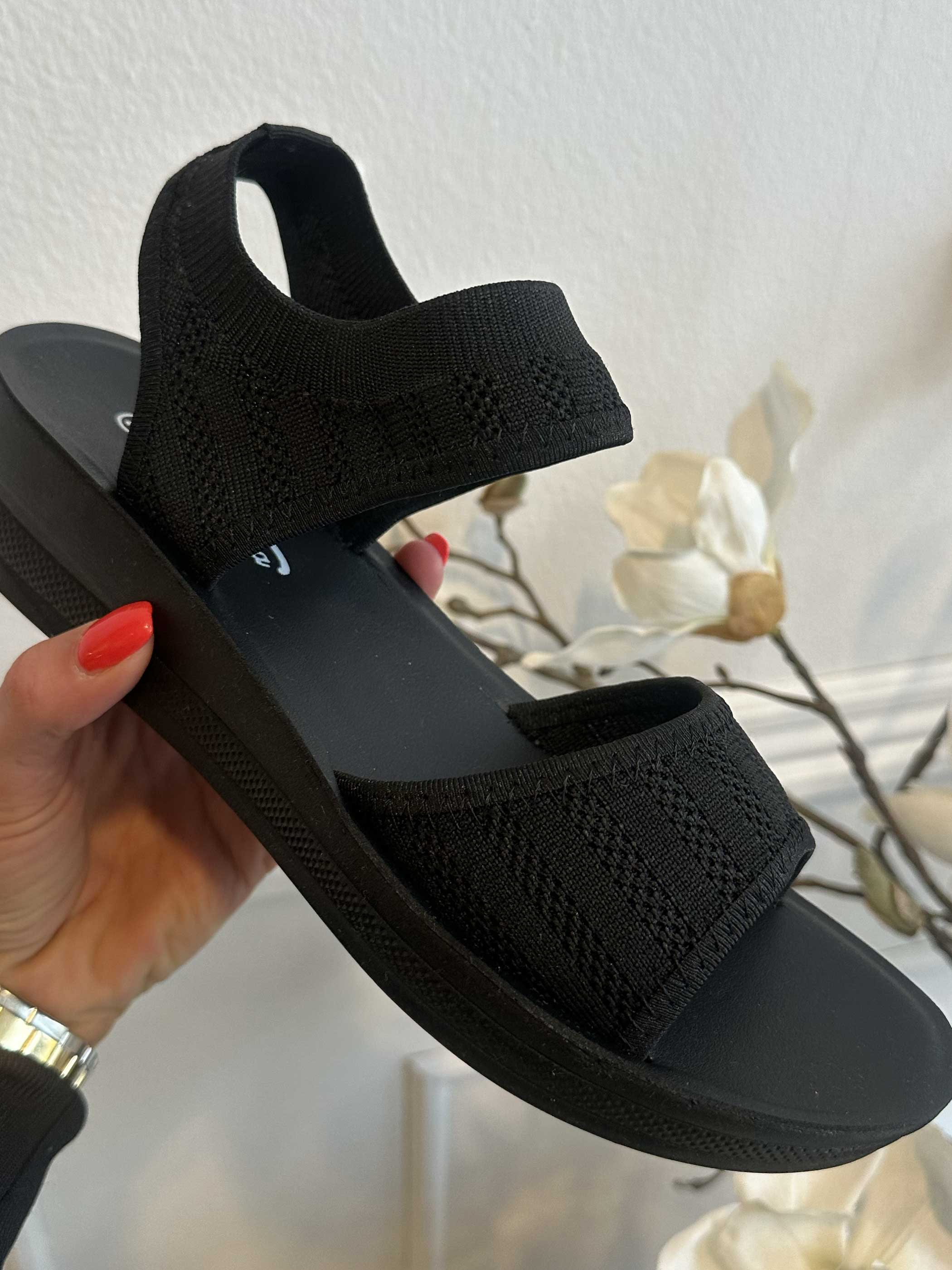 Jolina - Mjuka sandaler med liten klack och stretchrem